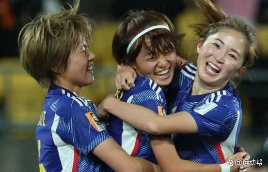 他从北京电影学院美术系毕业之后的11年间，做过娄烨电影的美术、路学长电影的编剧，拍过广告。